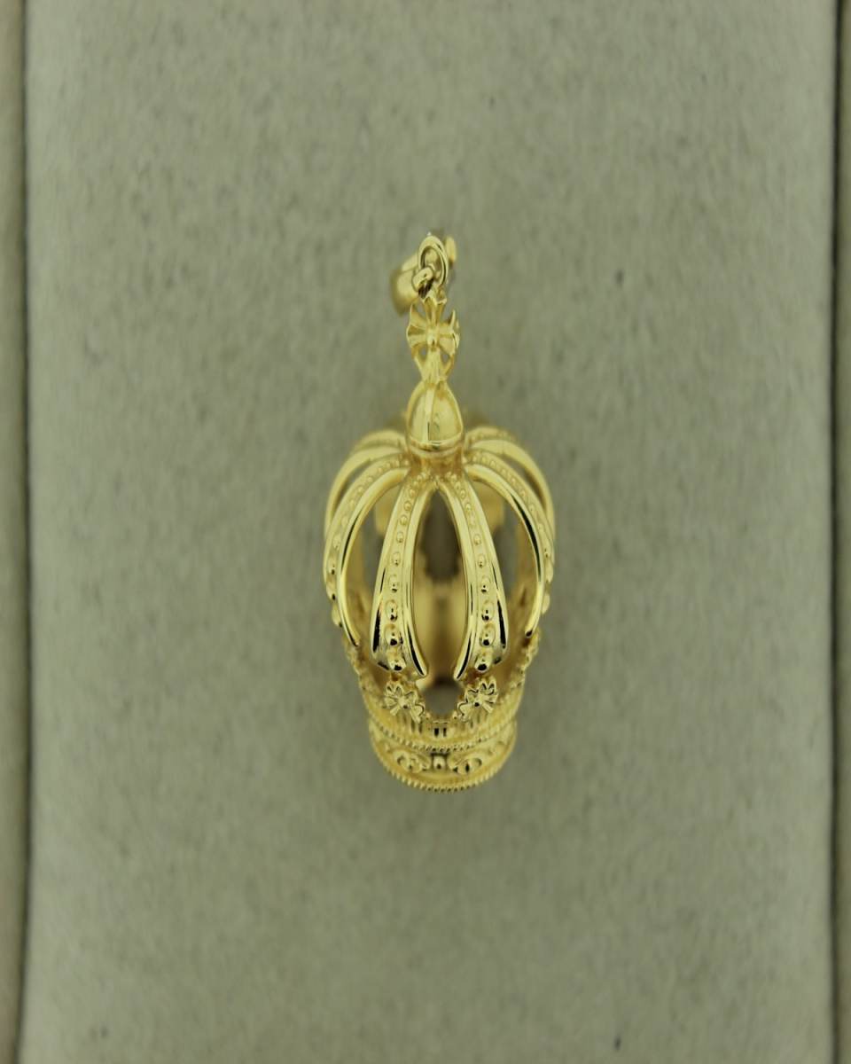 18K LARGE CROWN PEDANT.
